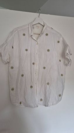 Weisse Bluse mit Sternen