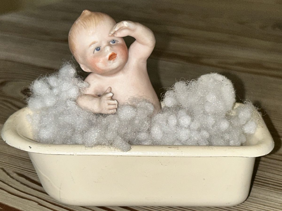 Bambole: Antikes Püppchen in Badewanne – Usato da Düdingen venduto da Reconflo 1