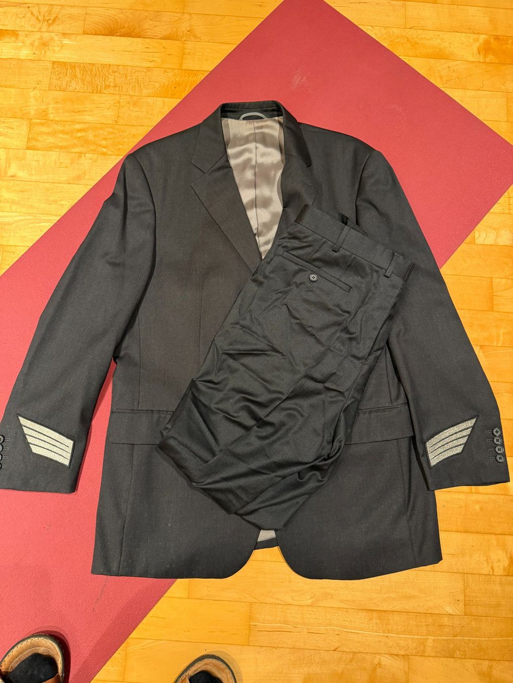 Uniformi: Graue Piloten-Uniform mit Ärmelabzeichen gebraucht – Usato da Gümligen venduto da ma__px5s 2
