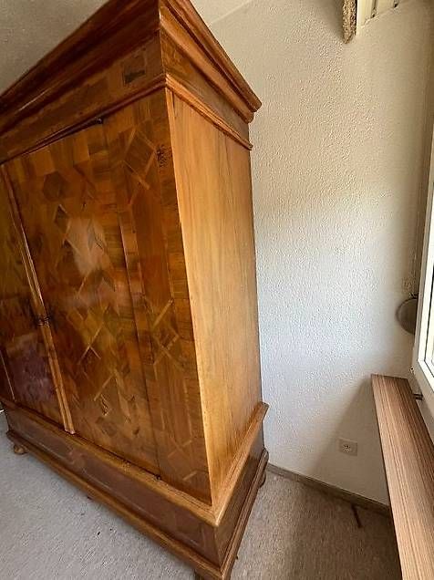 Armoires: Antiker Kleiderschrank – D'occasion à Zufikon par 635csi 3
