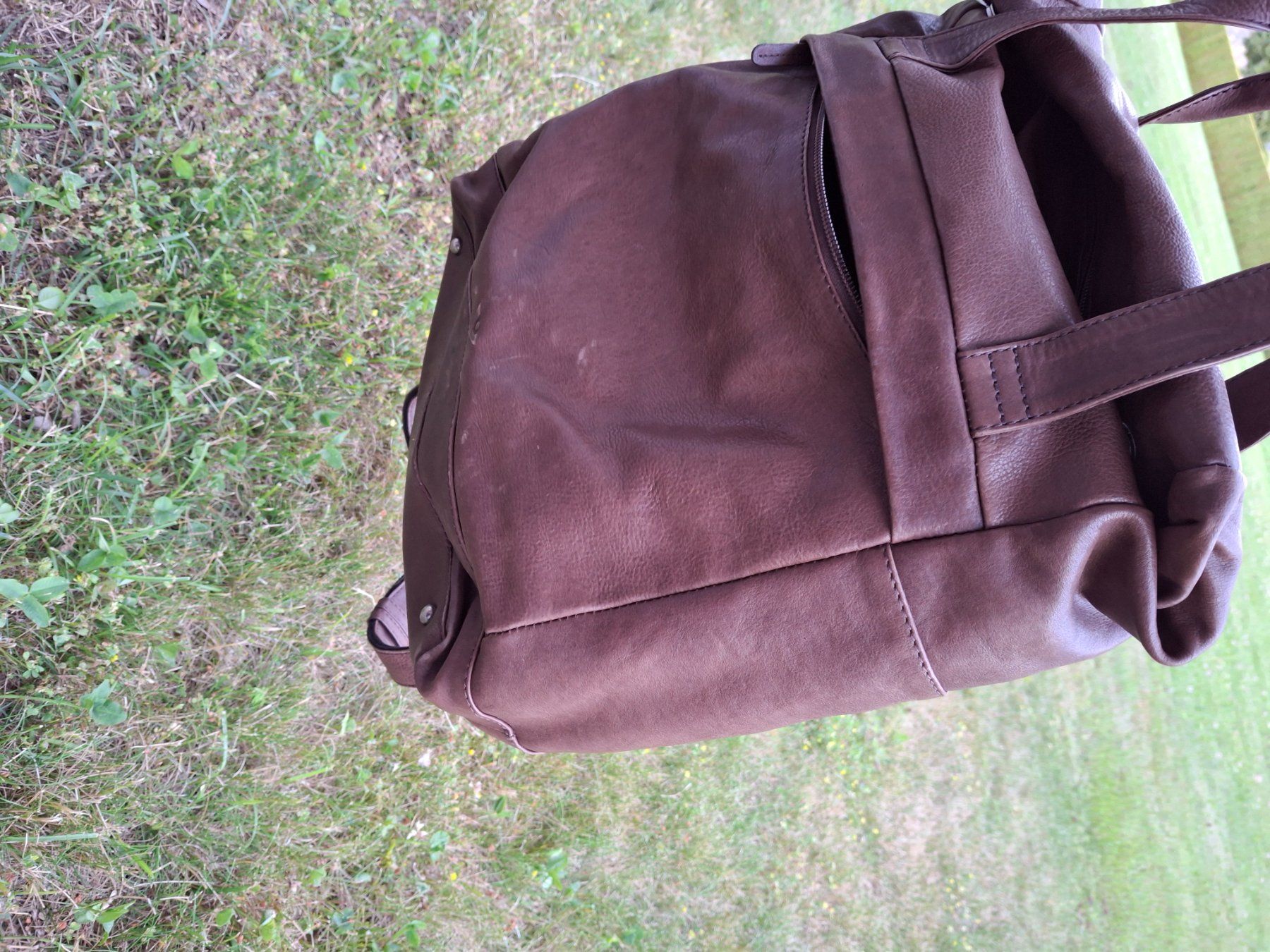 Zaini: Brauner Lederrucksack, kleiner dunkler Fleck – Usato da Unterägeri venduto da spo_2kjh
