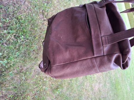 Brauner Lederrucksack, kleiner dunkler Fleck