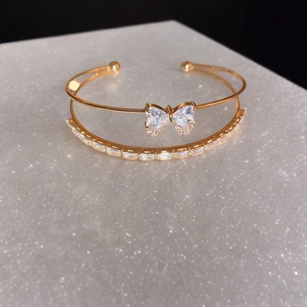 Bracciali & Braccialetti: Bracelet Jonc Doré avec Noeud Papillon – Nuovo e nell'imballaggio originale da St-Maurice venduto da Sandrinette123 1