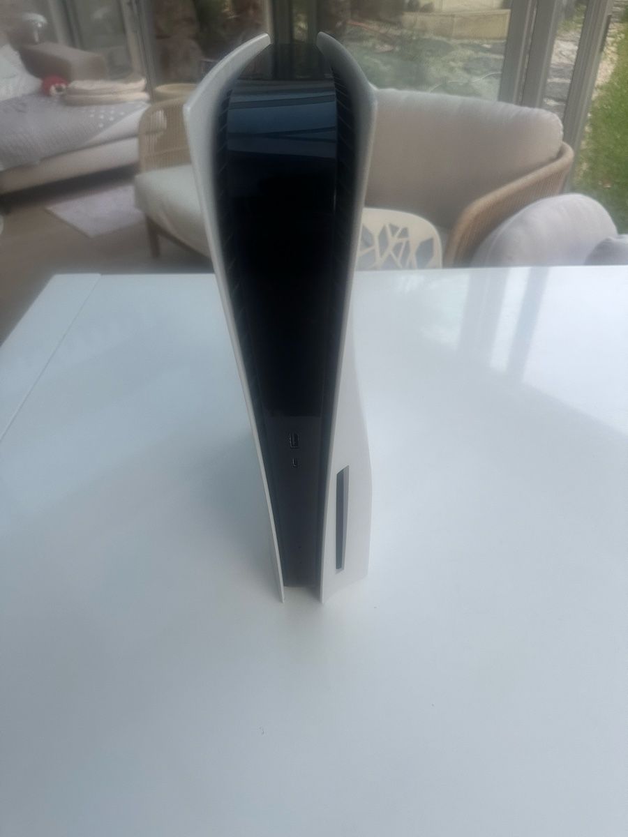 Sony Console: PlayStation 5 mit Laufwerk und zwei Controller – Usato da Duggingen venduto da Autofan84 1