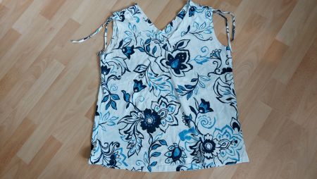 **Schönes T-Shirt mit V-Ausschnitt von S. Oliver Gr. 44**