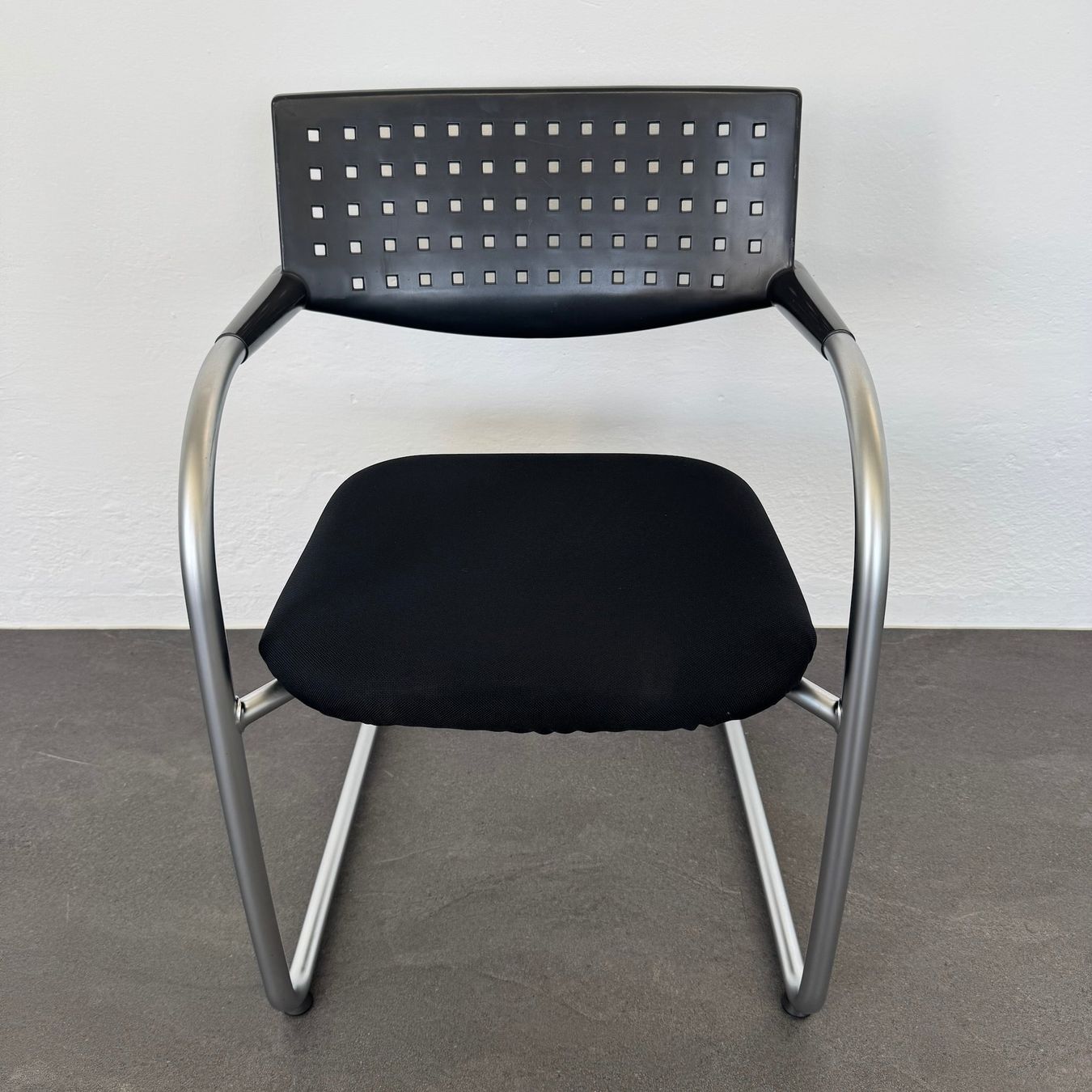 Vitra Sedie: Vitra Visavis Freischwinger - Schwarz-Silbergrau – Usato da Schönenwerd venduto da mcofficeshop