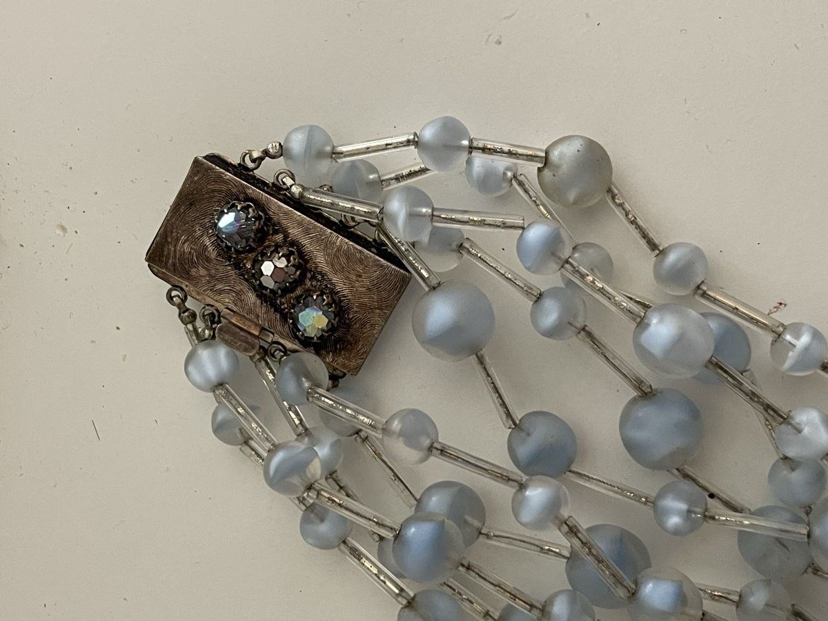 Ketten: vintage Collier multi-rangs perles bleues fermoir décoré  – Gebraucht aus Worben von benit.drn 1