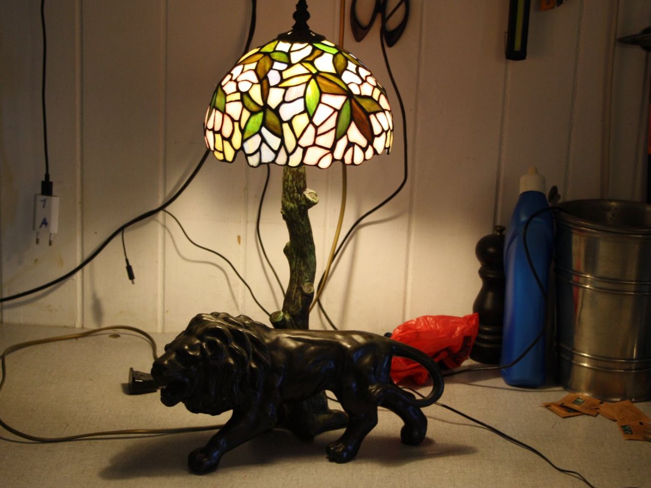 Lampen: LAMPE MIT LÖWENFIGUR TIFFANY STIL VINTAGE – Gebraucht aus Wauwil von Pneuedy 2