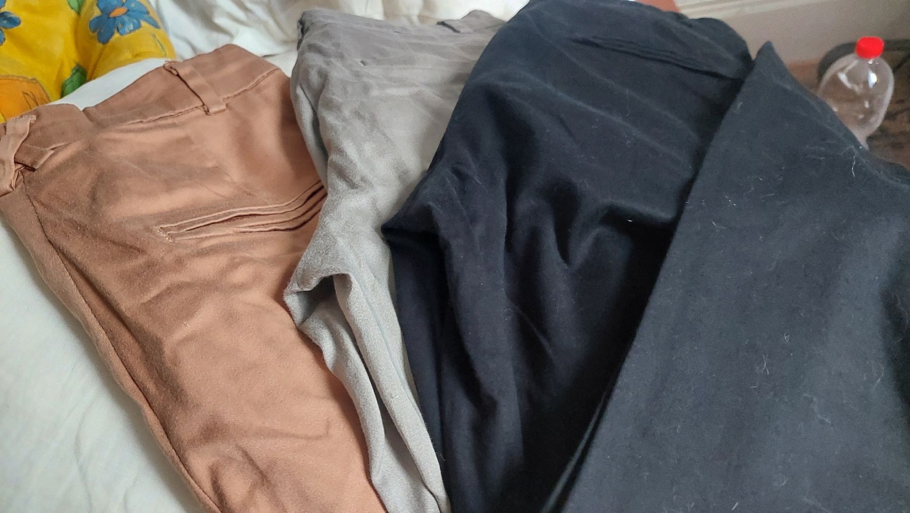 H&M Pantaloni: h&M Hosen,grau in gr.34 – Nuovo (secondo la descrizione) da Basel venduto da O-MEGA
