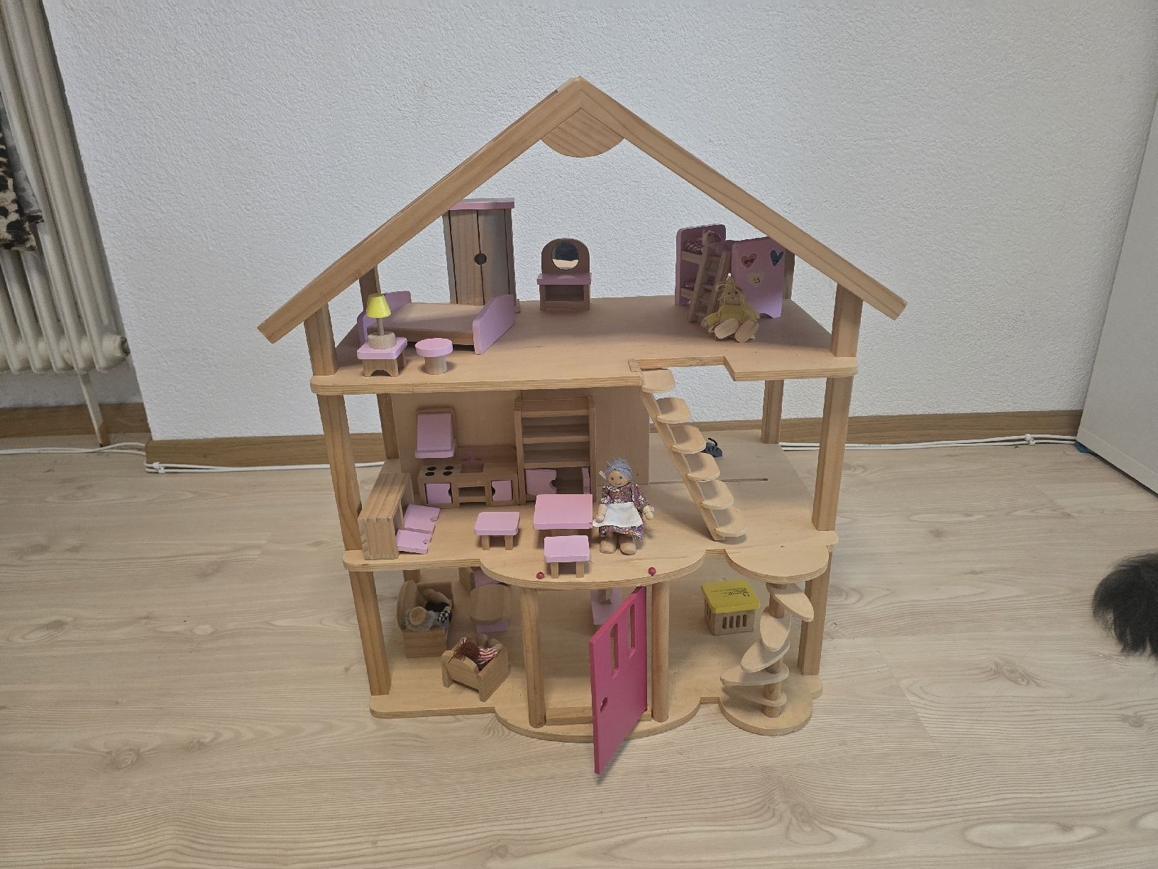 Case e mobili per bambole: Puppenhaus mit Ppppchen und Einrichtung – Usato da Mellingen venduto da Rognot