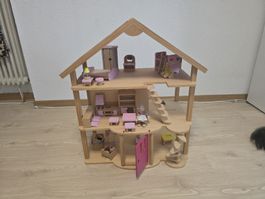 Puppenhaus mit Ppppchen und Einrichtung