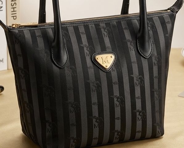 Taschen für Damen: Handtasche schwarz gestreift mit Logo – Gebraucht aus zürich von sevil123