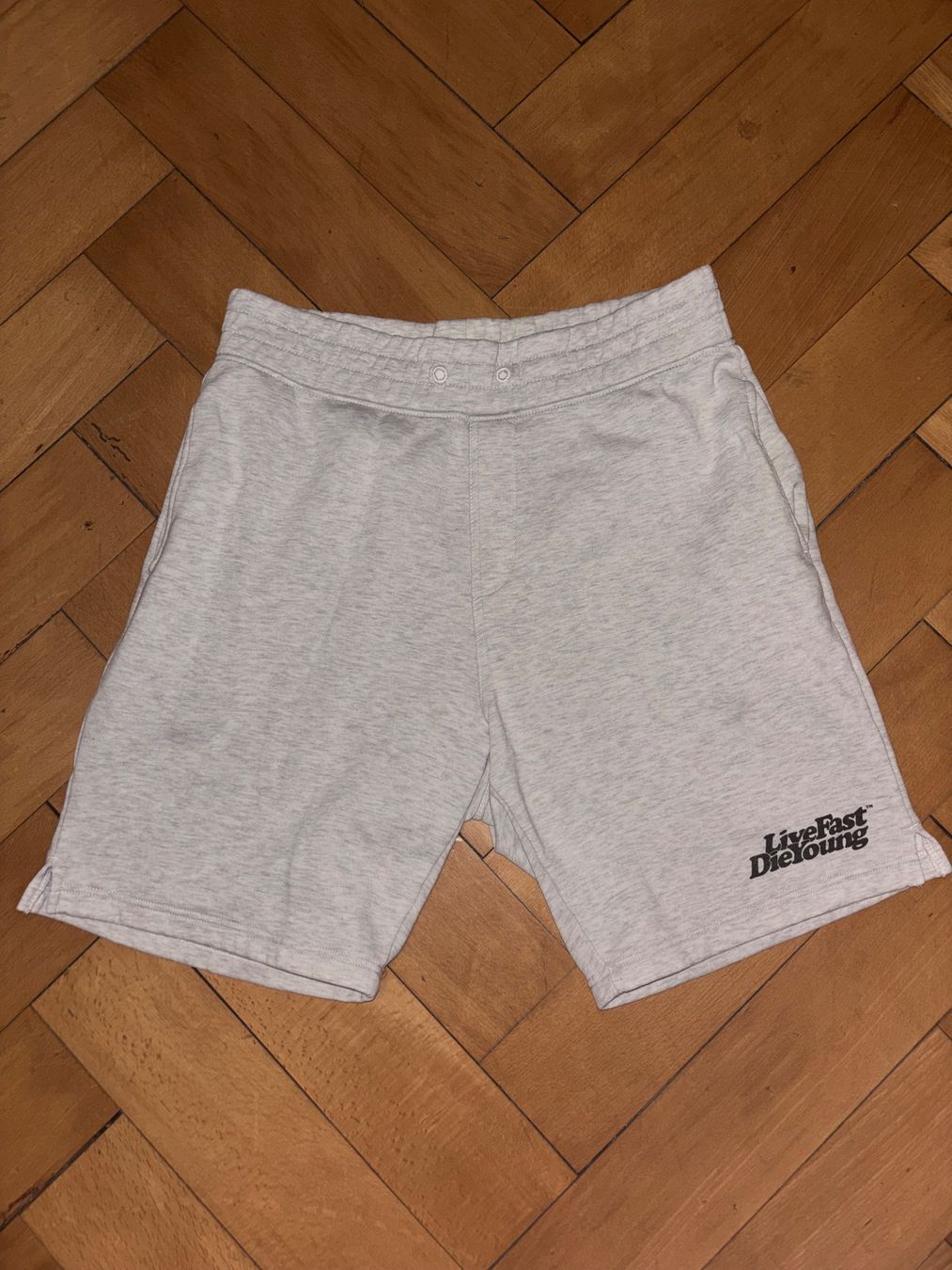 Live Fast Die Young Hosen: LFDY Sweatshorts Hellgrau – Gebraucht aus Zürich von LinoBossi