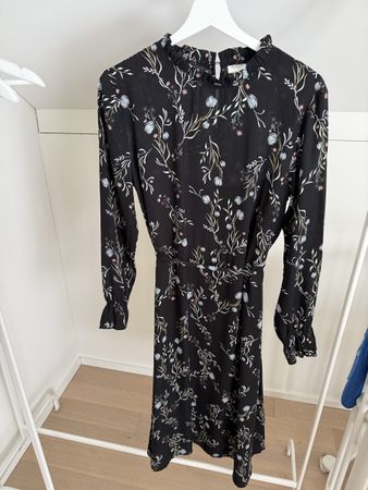 Schönes Herbstkleid mit Blumenmuster, Grösse M!