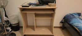Kleiner Computertisch mit ausziehbarer Tastaturablage