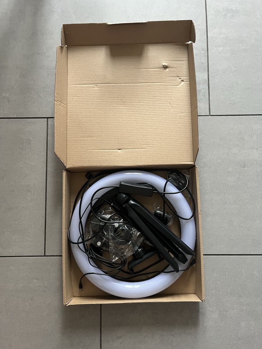 Lampade: LED Ringlicht mit Stativ – Usato da Zürich venduto da jmg_8005 1