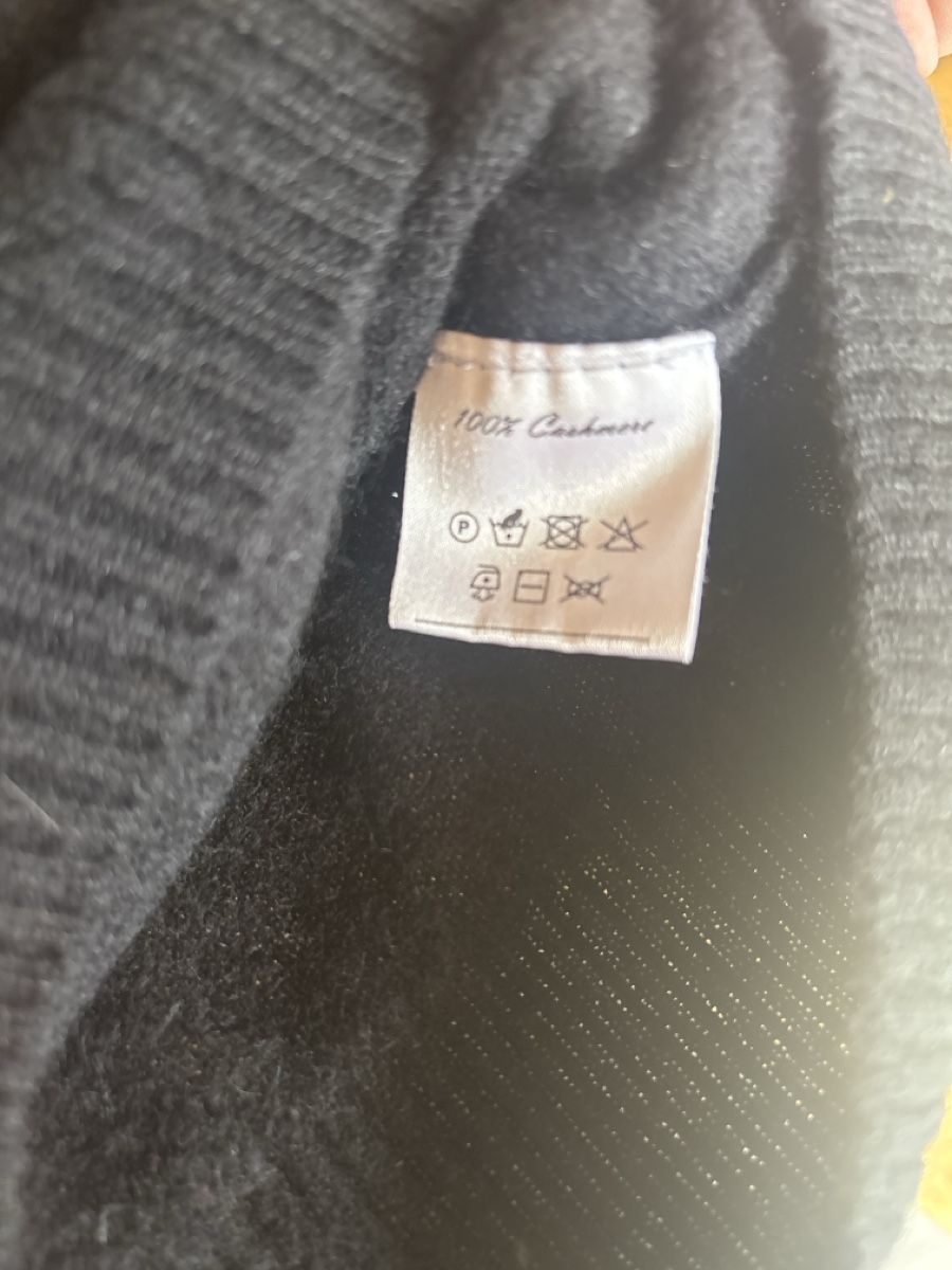 Pullover & Sweatshirts: Pull zippé Liverny noir taille M usure visible – Gebraucht aus Crans Montana von vic_y8y7 1