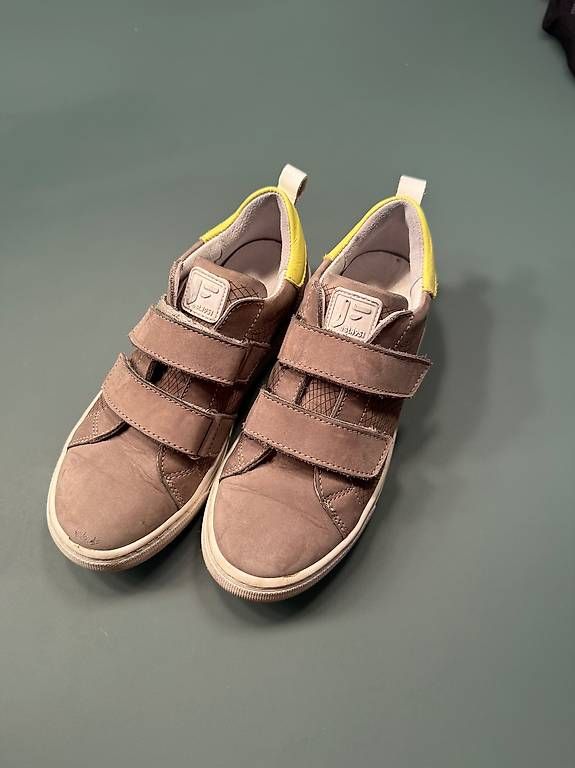 Chaussures garçon: Hochwertiger Kinderschuh Gr 33 – D'occasion à Hirzel par IJ8810