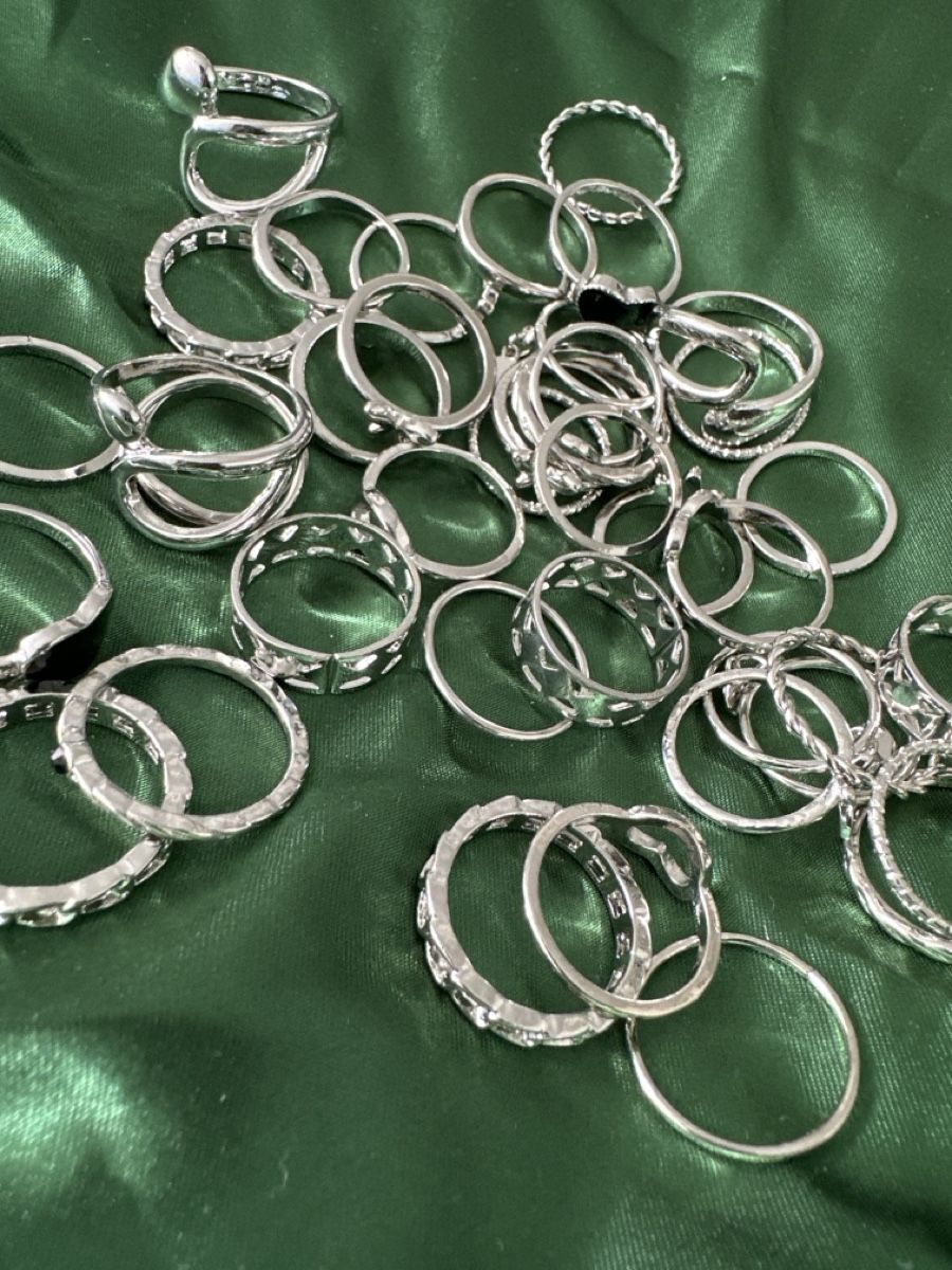 Anelli: 42 Stk. Silberfarbene Ringe, Modeschmuck – Nuovo (secondo la descrizione) da Dietikon venduto da vithya88 1