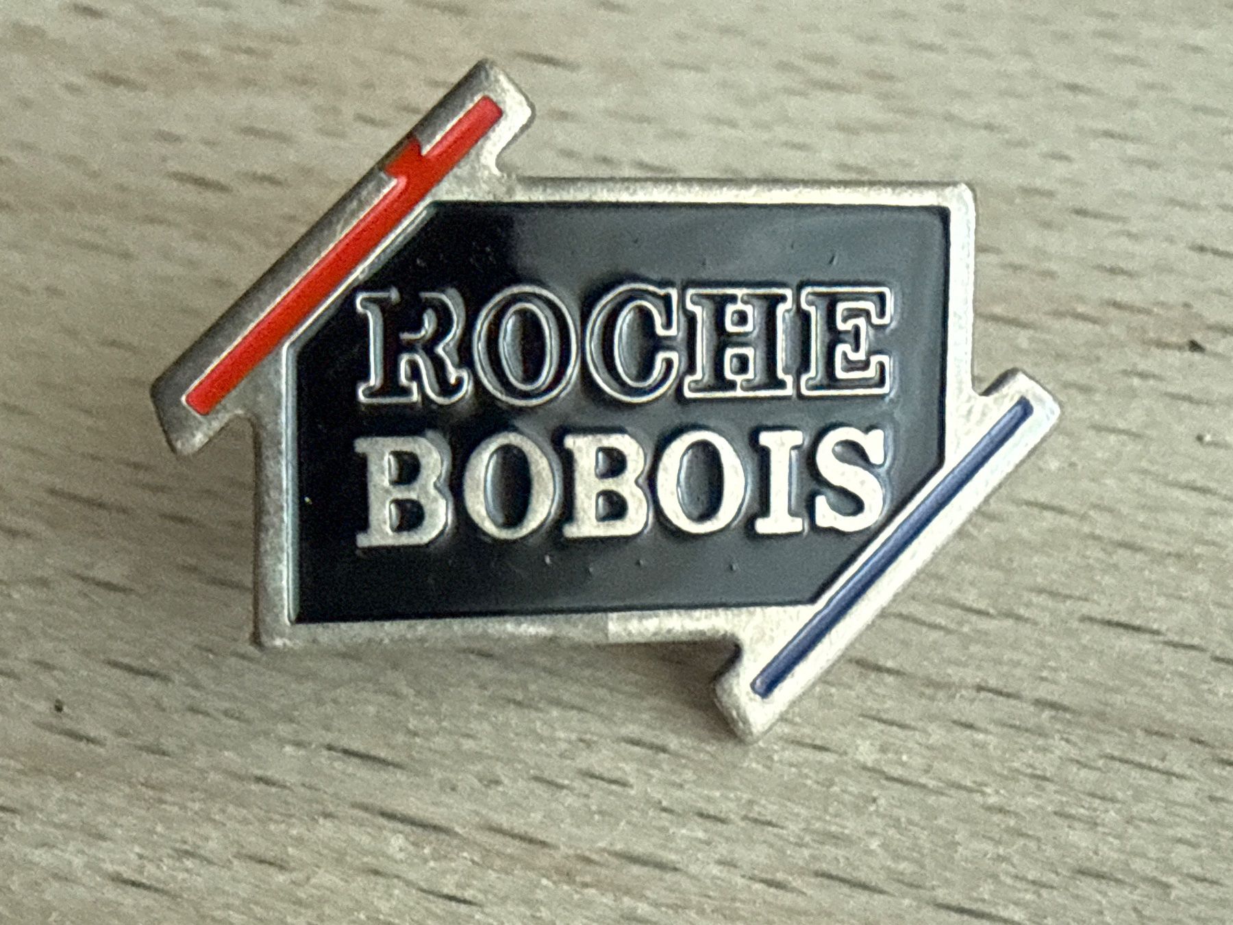 Placchette & Badge: Pin Roche Bobois – Usato da Glattbrugg venduto da Schweigmatt