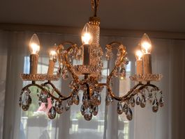 6armiger Bleikristallleuchter mit Wandlampe