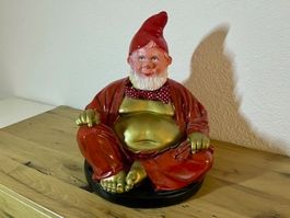 Gartenzwerg mit Buddha Figur