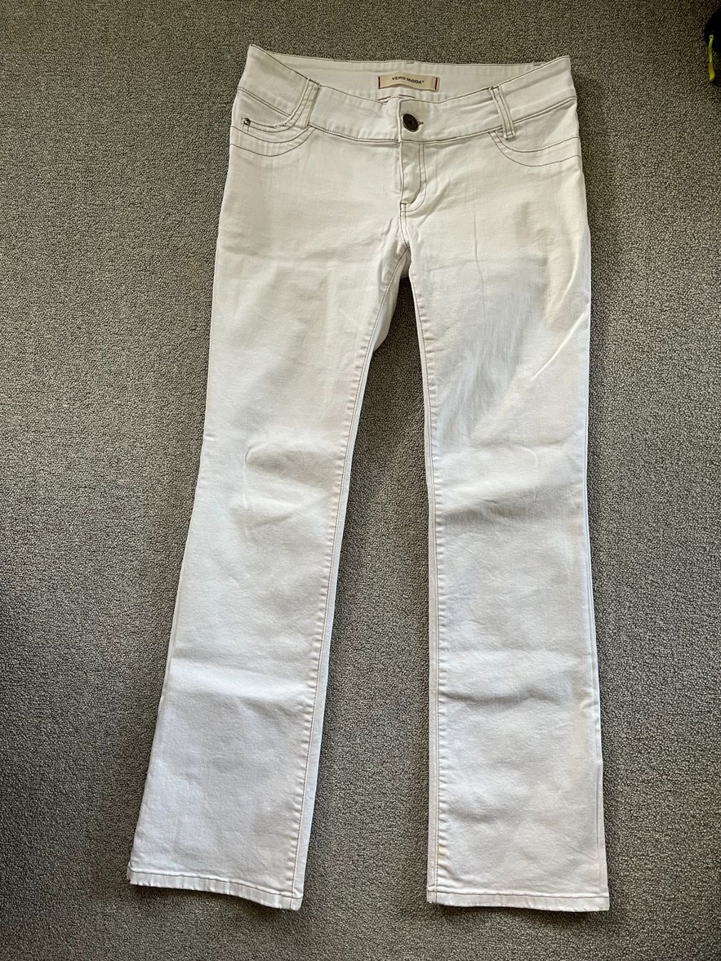 Vero Moda Jeans: Weisse Jeans Vero Mode Gr 42 – Usato da Rekingen AG venduto da Barmaleus
