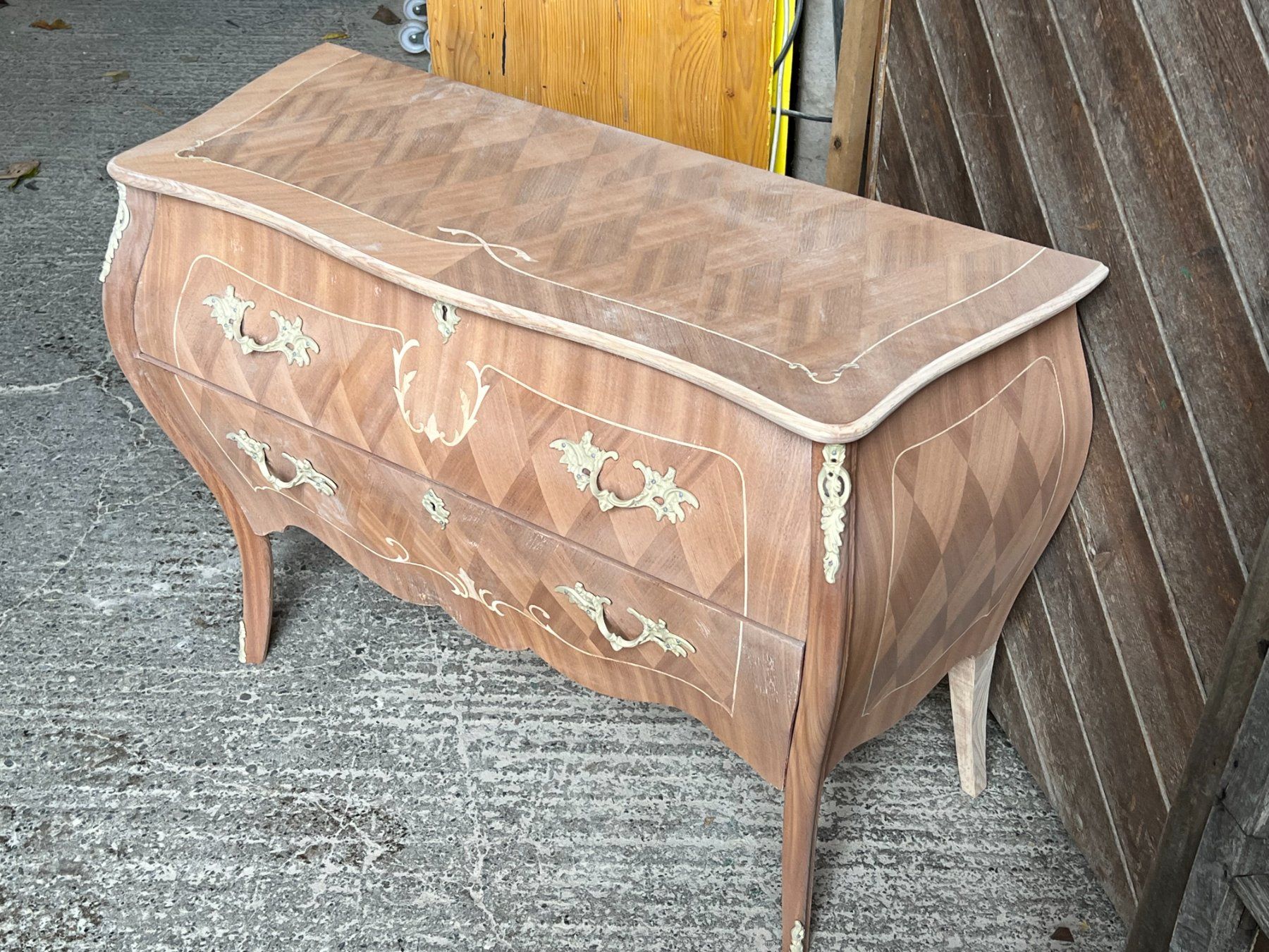Cassettiere: ART 1146-L Commode marquetée sablé – Usato da Pont-La-Ville venduto da BCMGLEAL 1