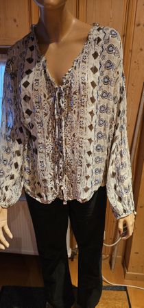 Schicke Vera Moda Jeans, schwarz, Gr. 31/32 +schicke Bluse