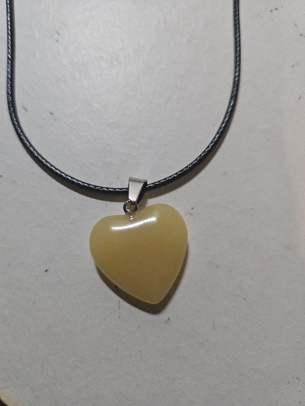 Catenine: collier coeur jaune opaque – Nuovo (secondo la descrizione) da Senèdes venduto da hen_fw8b