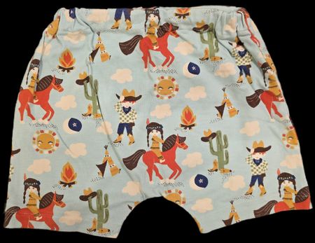 Süsse Sommer Shorts, Grösse 86/92, Cowboy/Indianer Print