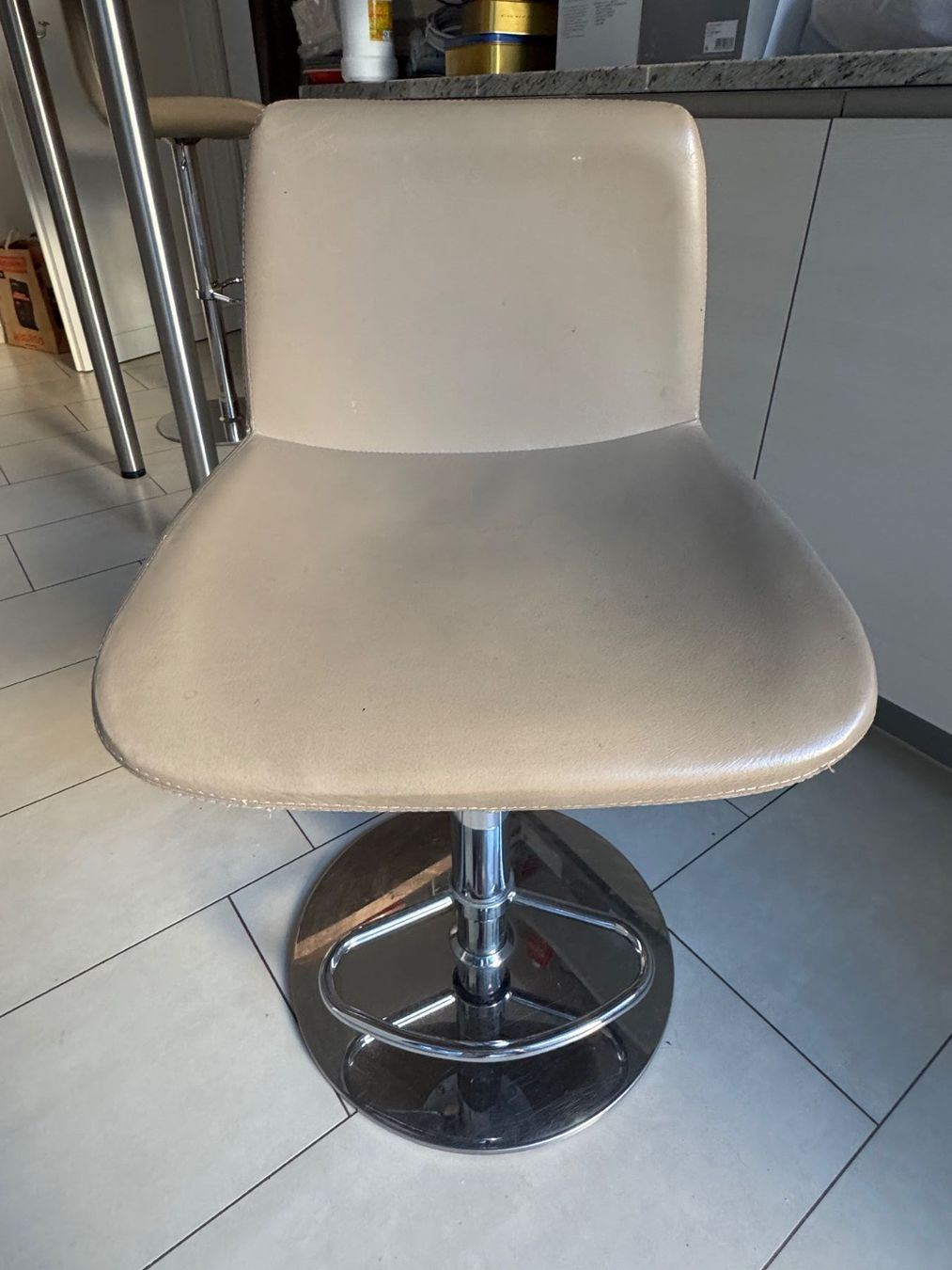 Pfister Hocker: Pfister Barhocker mit Lederbezug und Luftfeder – Gebraucht aus Zürich von hwang 1