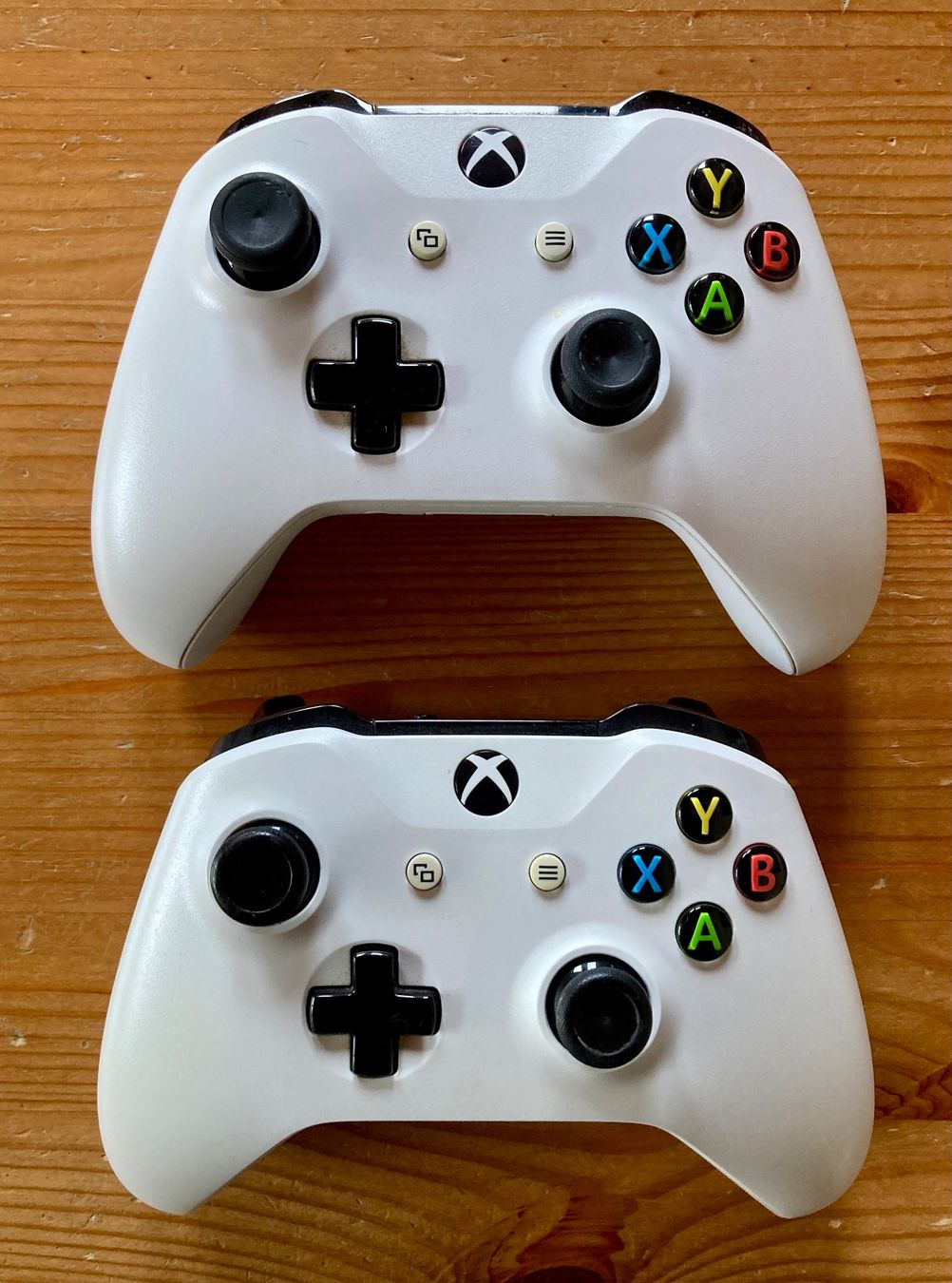 Microsoft Controller: 2x Original Wireless Controller (weiss) - XBOX One – Nuovo (secondo la descrizione) da Zürich venduto da Djmotionch