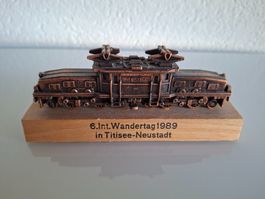 Miniatur Lokomotive 6.Int. Wandertag 1989 auf Sockel
