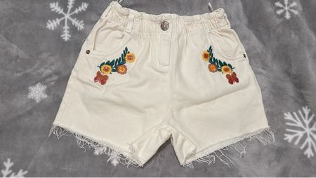 Süsse Shorts mit Blumenstickerei