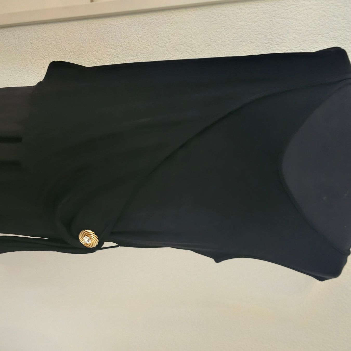 Kleider: Kleid schwarz Grösse 46mit Schmuckkn opf – Neu (gemäss Beschreibung) aus wolfhalden von 46464646 6