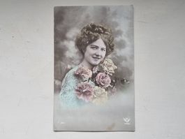 Carte postale, Lausanne 1912, femme aux roses.
