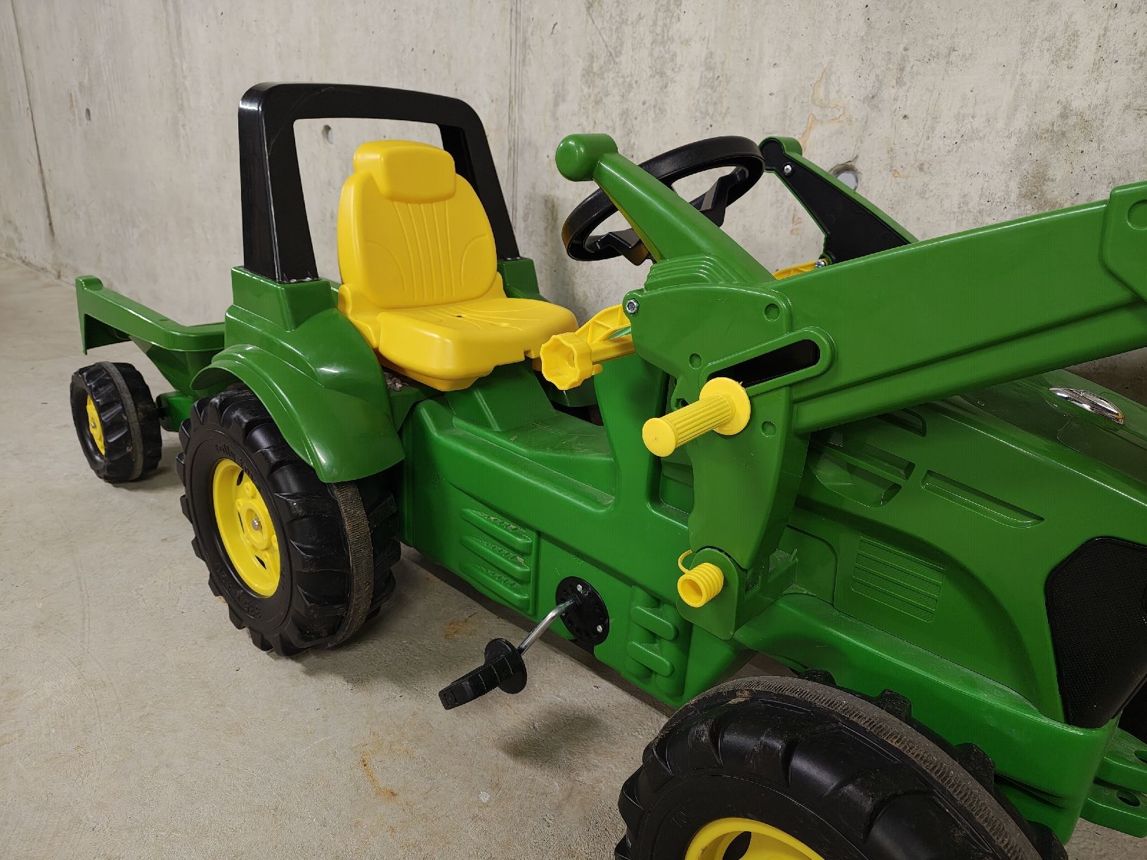 John Deere Véhicules pour enfants: Kindertraktor mit Frontlader und Anhänger John Deere – D'occasion à Liebefeld par Mella_2017 1