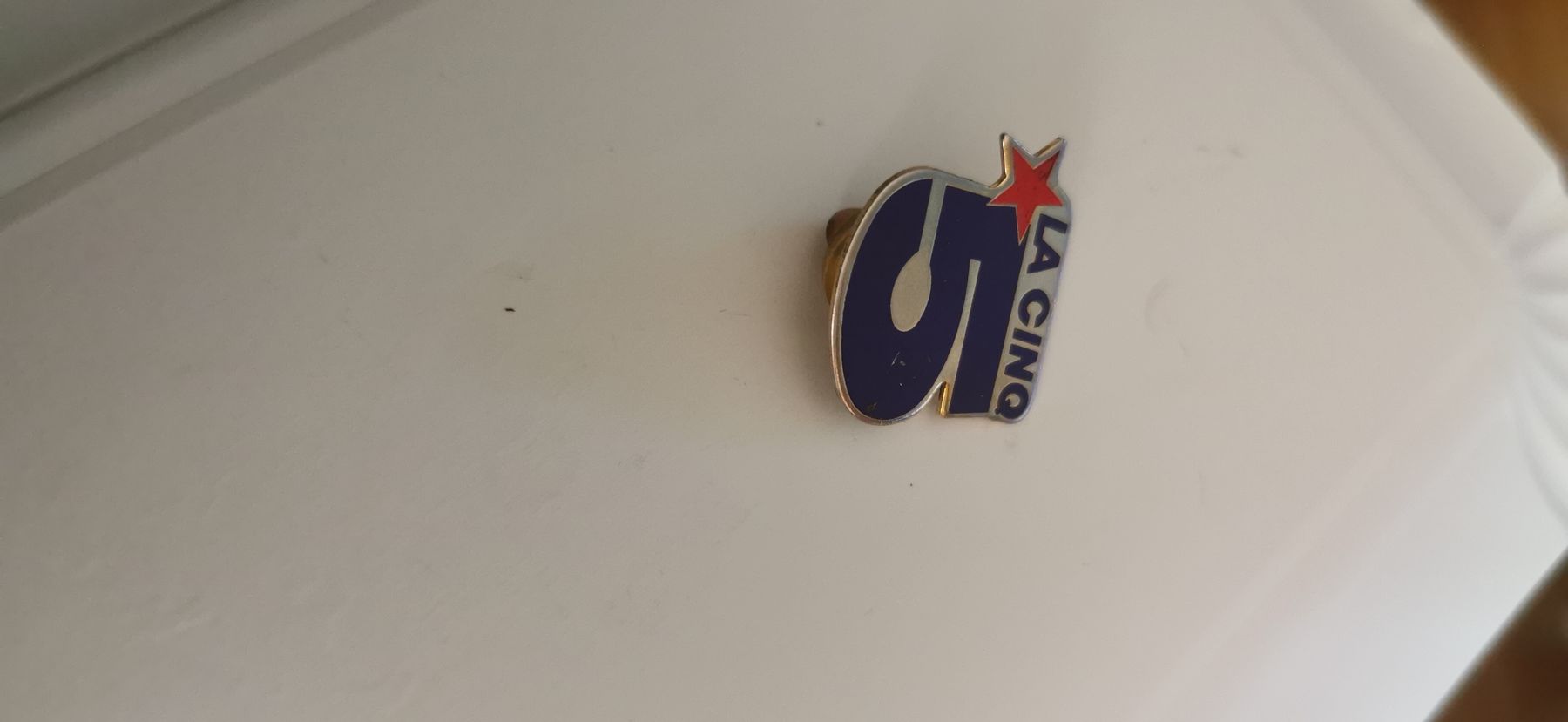Plaketten & Abzeichen: Pin la 5 – Gebraucht aus Genève von vins50