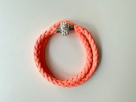 Bracelet tressé rose avec une perle style shamballa