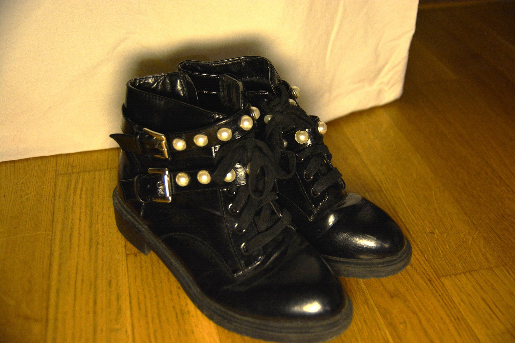 Zara Scarpe da donna: Perlen Boots/Stiefel; Schwarz glänzend ("Lack Effekt") Nr.38 – Usato da Bern venduto da plant_nerd