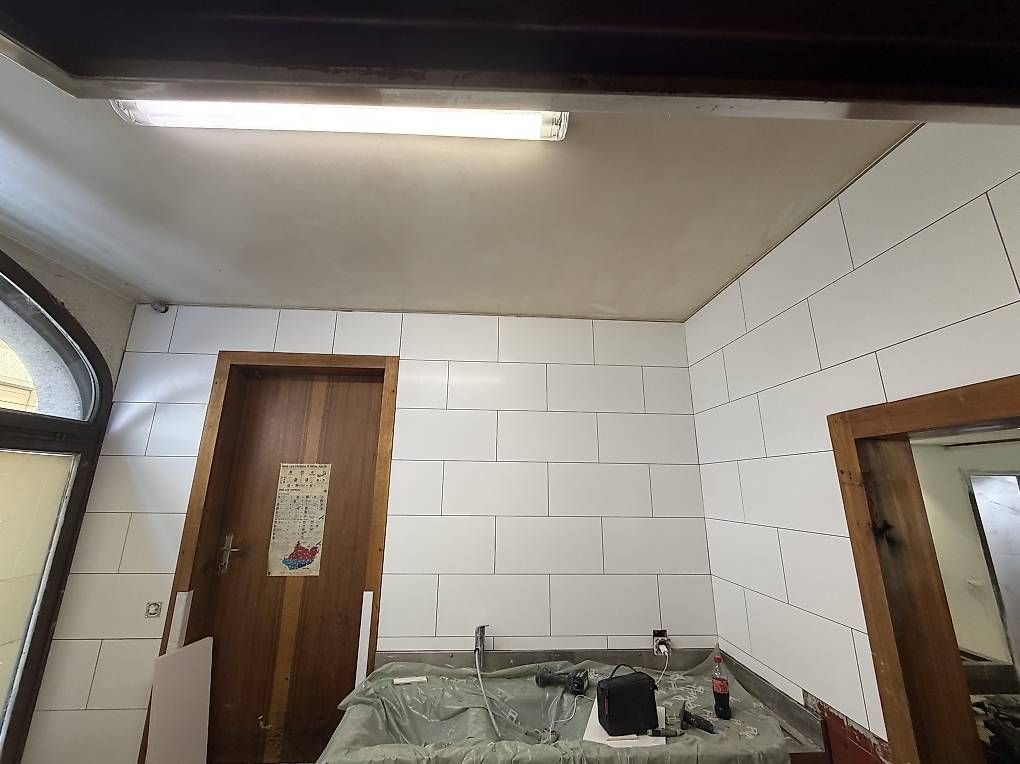 Lampadari & plafoniere: Carreleur indépendant  – Usato da Les Verrières venduto da ren_2kg2