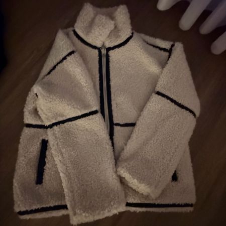 Teddyjacke weiss mit schwarzem Besatz Reissverschluss