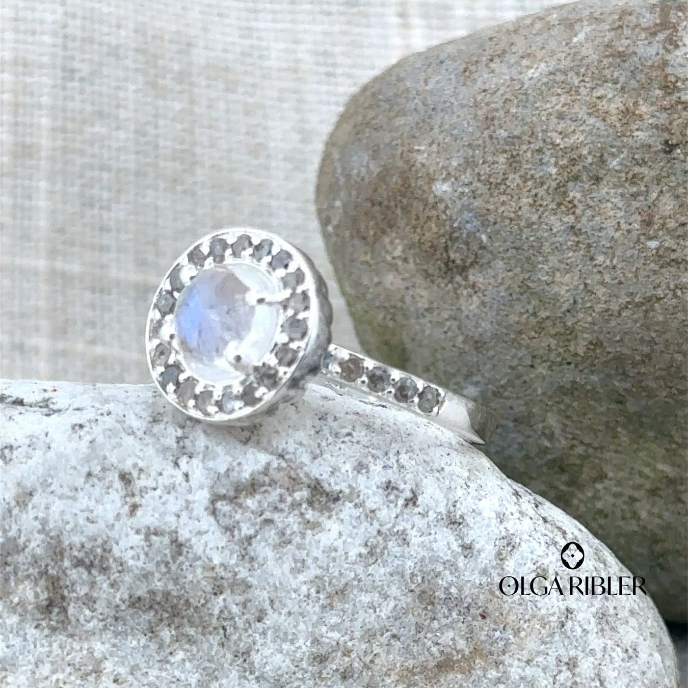 Olga Ribler Anelli: Silber Ring 925 mit Mondstein Diamanten Grösse 52 – Nuovo (secondo la descrizione) da Luzern venduto da Schmuckoutlet