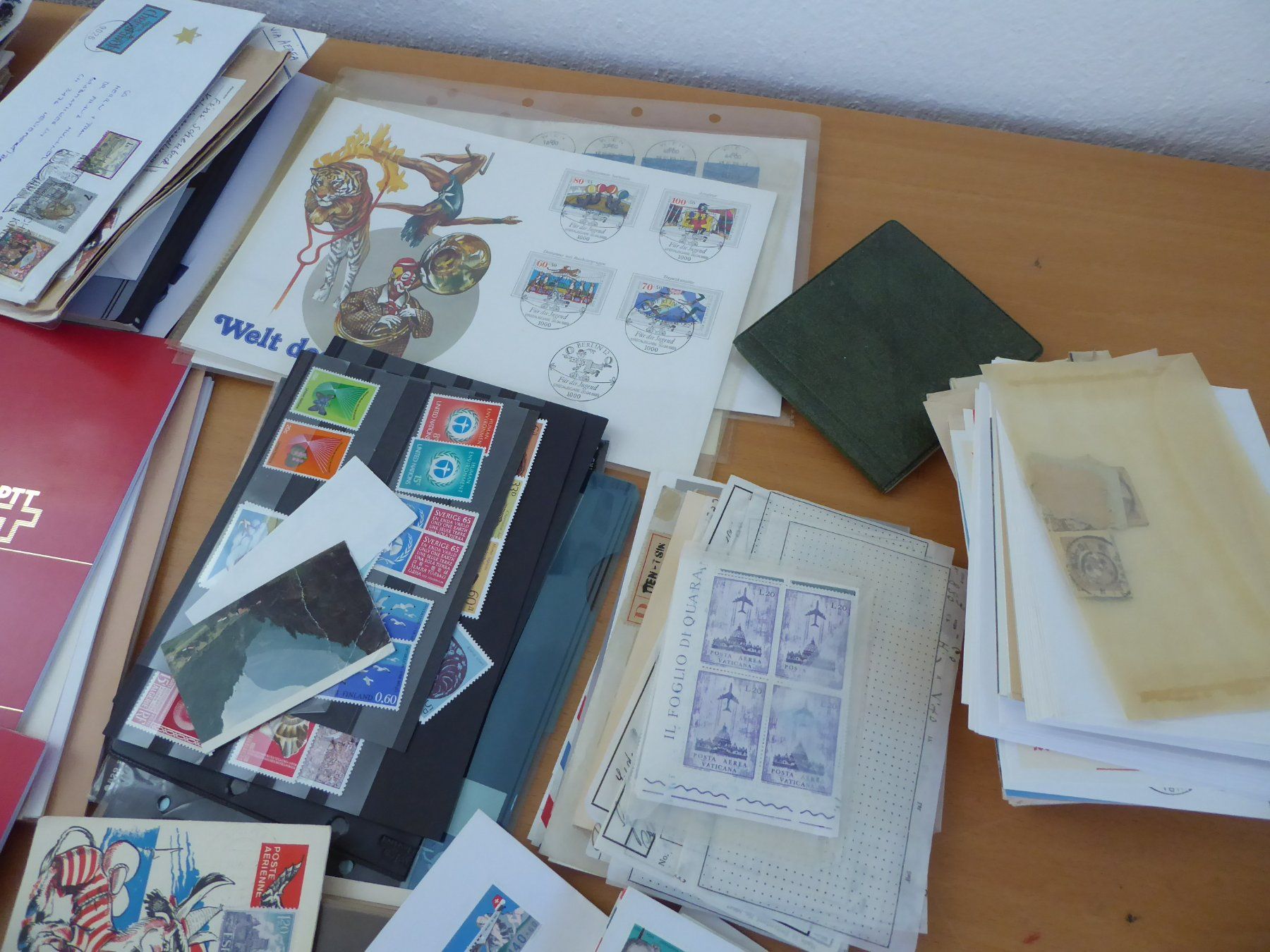 Tutti i francobolli: Wundertüten Kiste Briefmarken anschauen – Usato da Rothrist venduto da swisstools 1