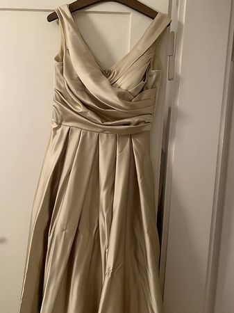 Goldiges Kleid
