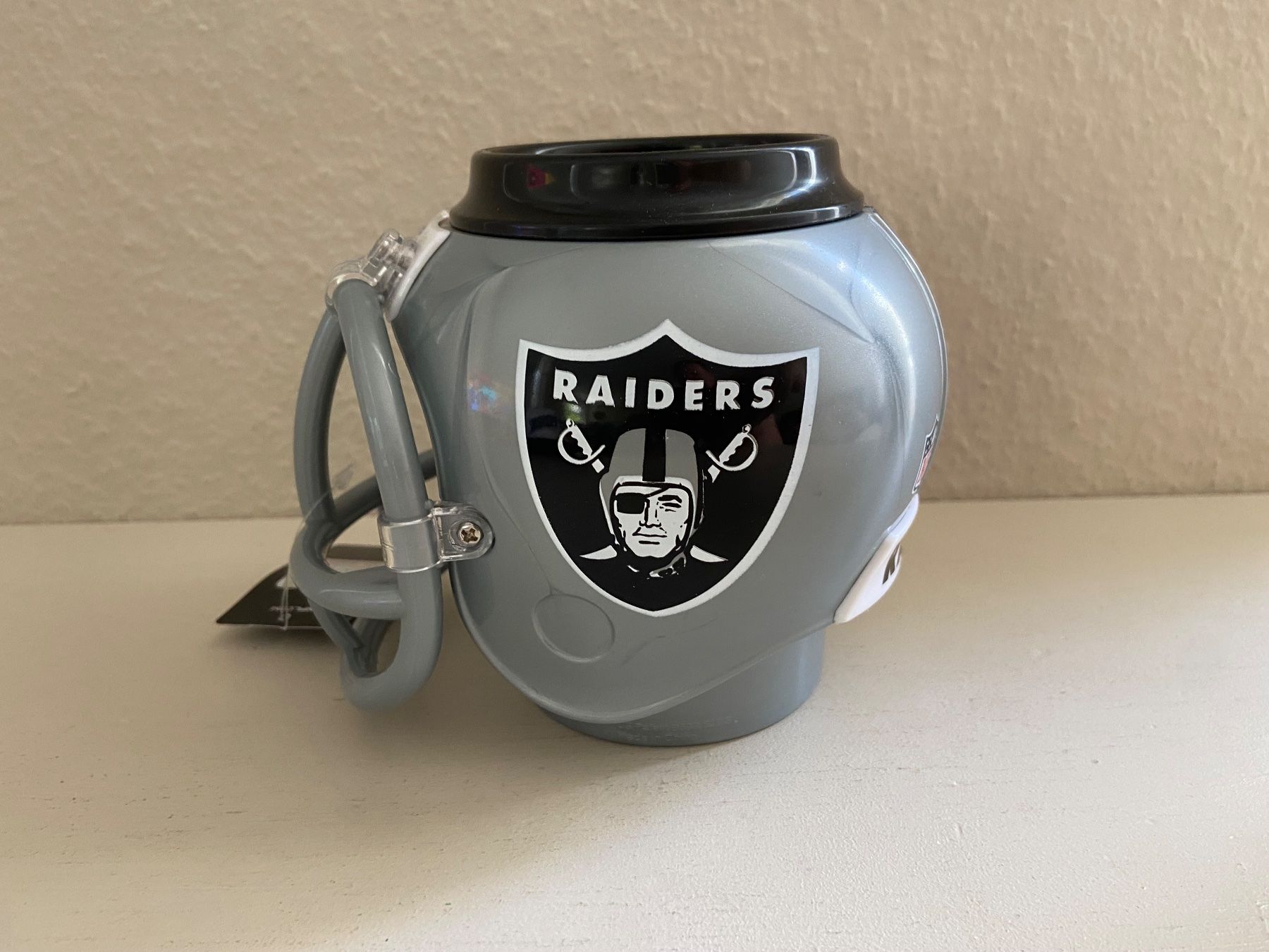 NFL Antike Kleidung: Las Vegas Raiders Helmbecher – Neu und originalverpackt aus Muttenz von US_Sport_Schweiz 2