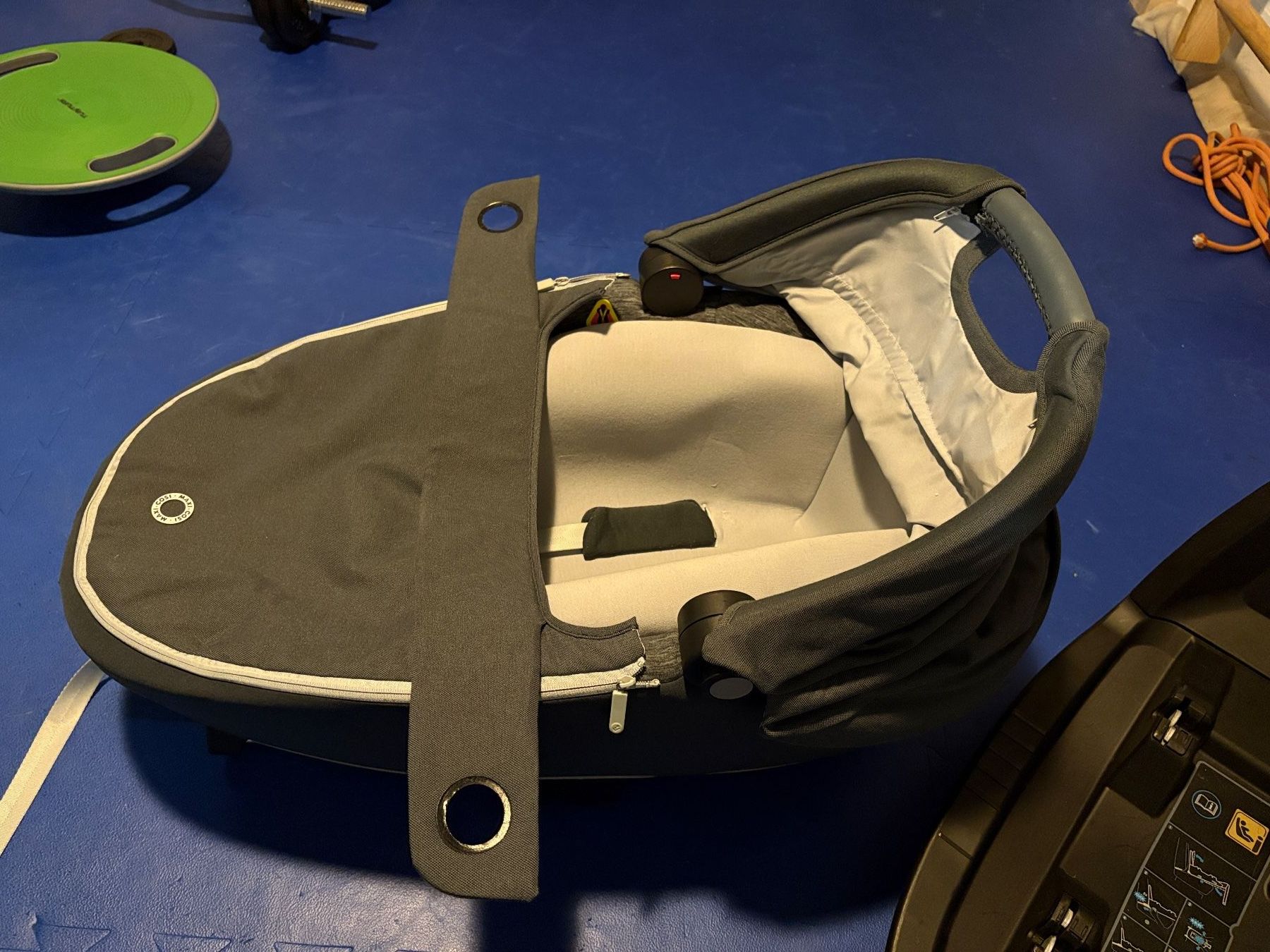 Maxi-Cosi Seggiolini per auto: MAXI-COSI Babyschale + Isofix-Station – Usato da Pieterlen venduto da RedPoint1976