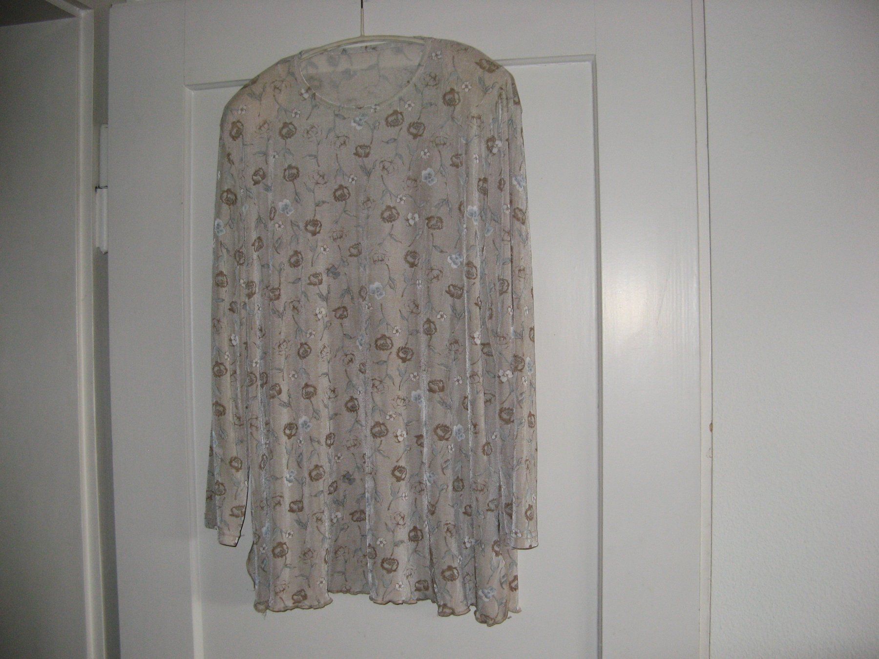 Blusen: Shirt Bluse Gr. 42 mit Schulterpolster – Gebraucht aus Zürich von apil