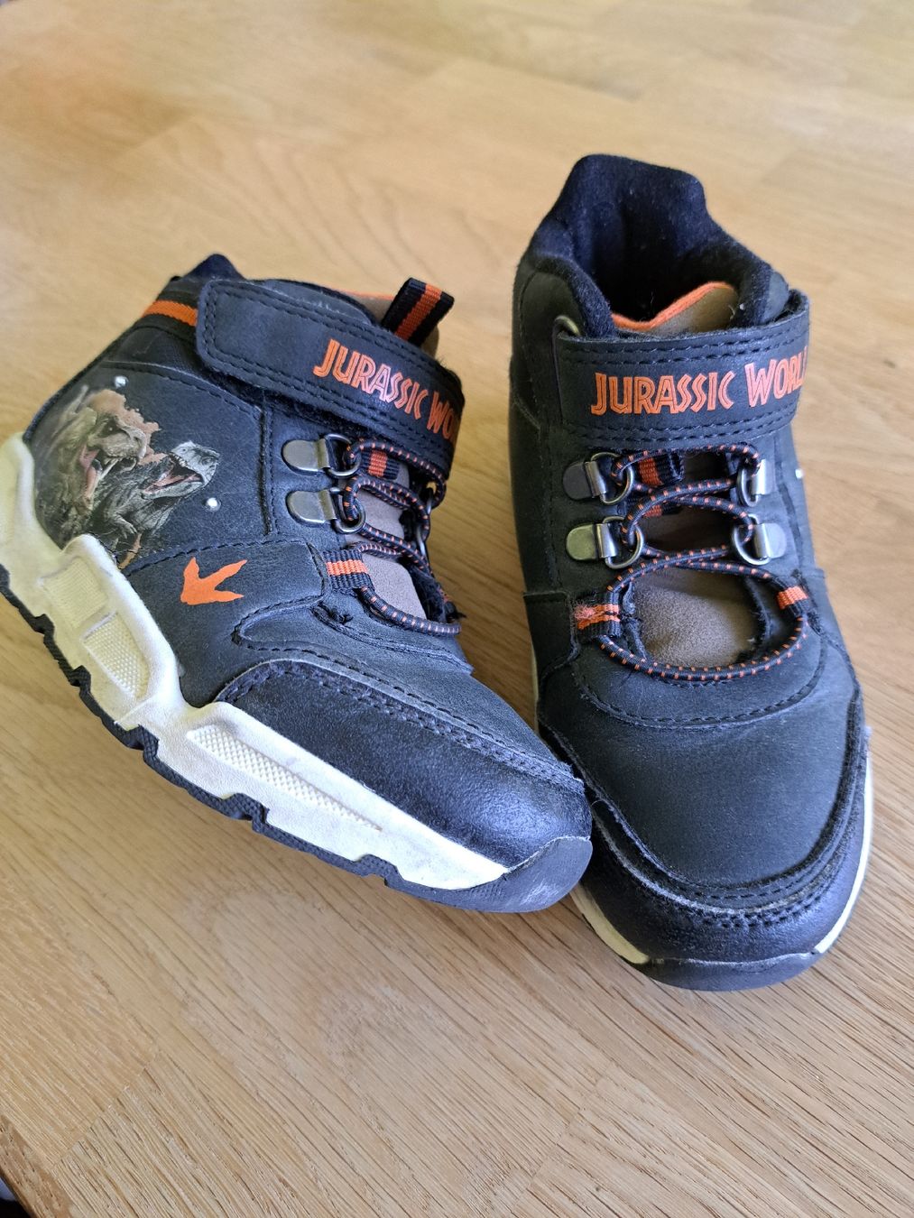 Schuhe für Jungen: Jurassic World Kinder Winterschuhe, Grösse 27 – Gebraucht aus Bergdietikon von Staphylococcus 2